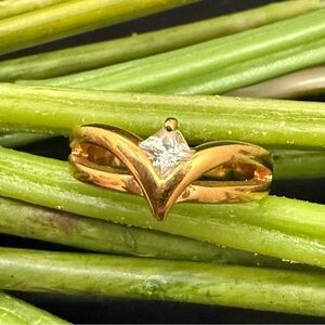 Vintage Unsigned Gold-tone CZ Solitaire Chevron Ring Size 9